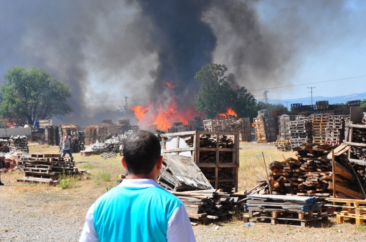 Manisa’da Ot Yangını Palet Fabrikasını Küle Çevirdi