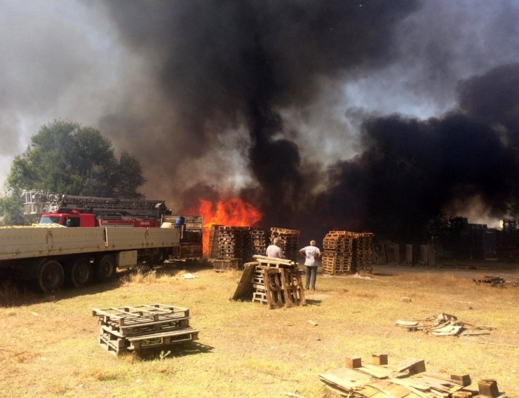 Ot Yangını Palet Fabrikasına Sıçradı