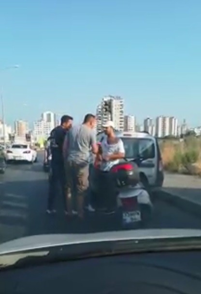 Arabanın Camından Şoförü Darp Etti