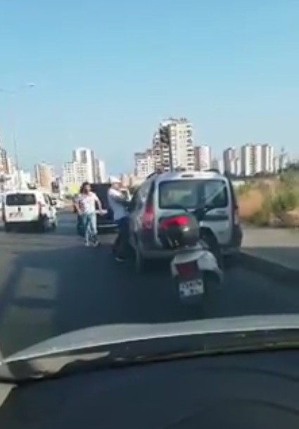 Arabanın Camından Şoförü Darp Etti