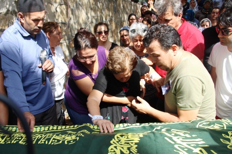 Hastaneden Çıkıp Ölen Eşine Son Kez Dokundu