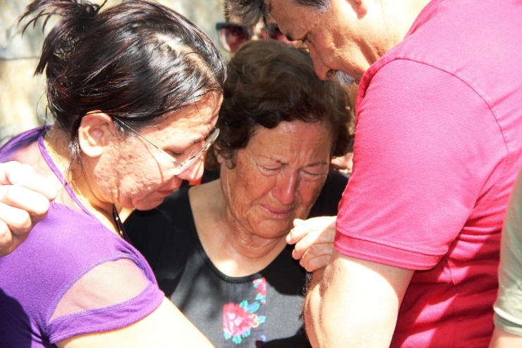 Hastaneden Çıkıp Ölen Eşine Son Kez Dokundu