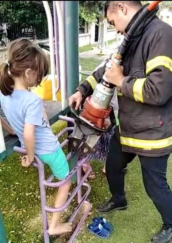 Ayağını Merdivene Sıkıştıran Yaramazın İmdadına İtfaiye Yetişti