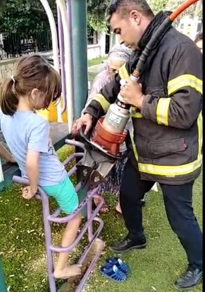 Ayağını Merdivene Sıkıştıran Yaramazın İmdadına İtfaiye Yetişti