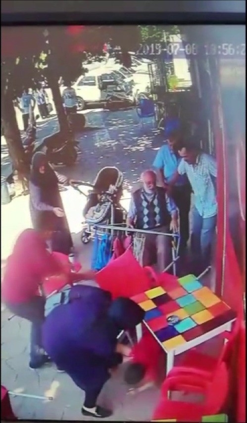 Yaşlı Adam Kontrolünü Kaybettiği Engelli Aracının İle Kafeye Daldı