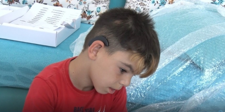 Minik Emircan’ın ‘İşitme Cihazı’ Mutluluğu