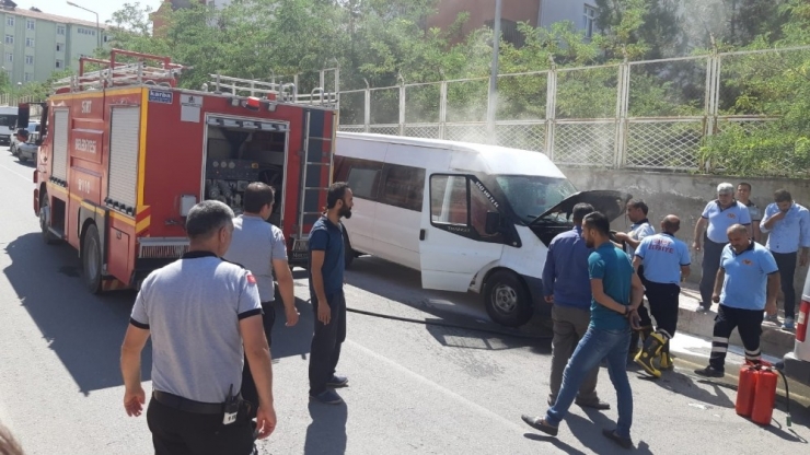 Siirt’te Park Halindeki Minibüste Yangın