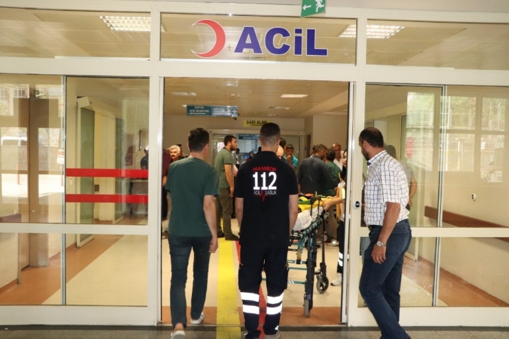 Motosiklet Uçuruma Yuvarlandı: 2 Yaralı