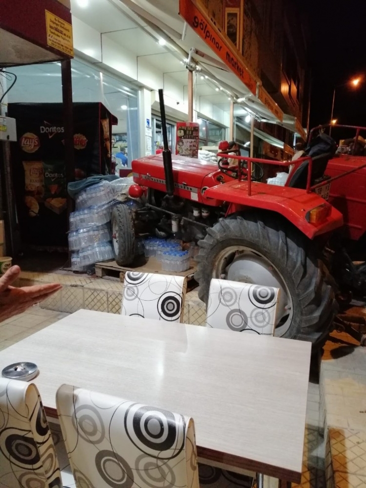 Traktör Markete Daldı