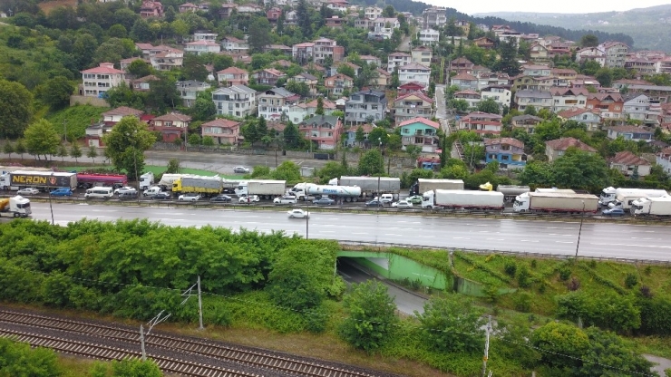 Kaza Tem Otoyolu Ankara İstikametini Kilitledi