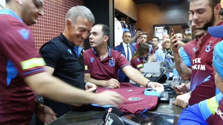 Ahmet Ağaoğlu, Ts Clup Mağazasında Forma Satışı Yapıp, İmza Dağıttı