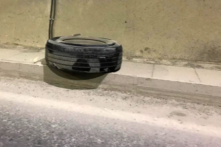 Tırdan Düşen Yedek Lastik Az Kalsın Faciaya Sebep Oluyordu