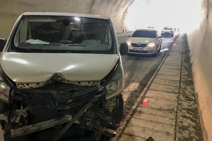 Tırdan Düşen Yedek Lastik Az Kalsın Faciaya Sebep Oluyordu