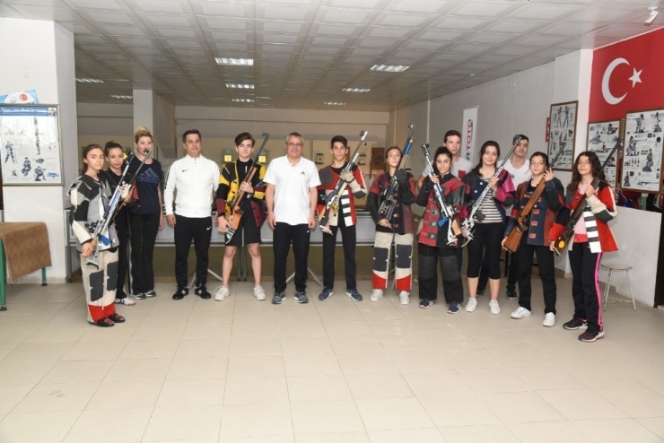 Vali Deniz, Yaz Spor Okullarını Ziyaret Etti