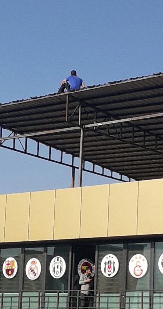 7 Saat Çatıda Bekledi, Onlarca Görevliyi Meşgul Etti