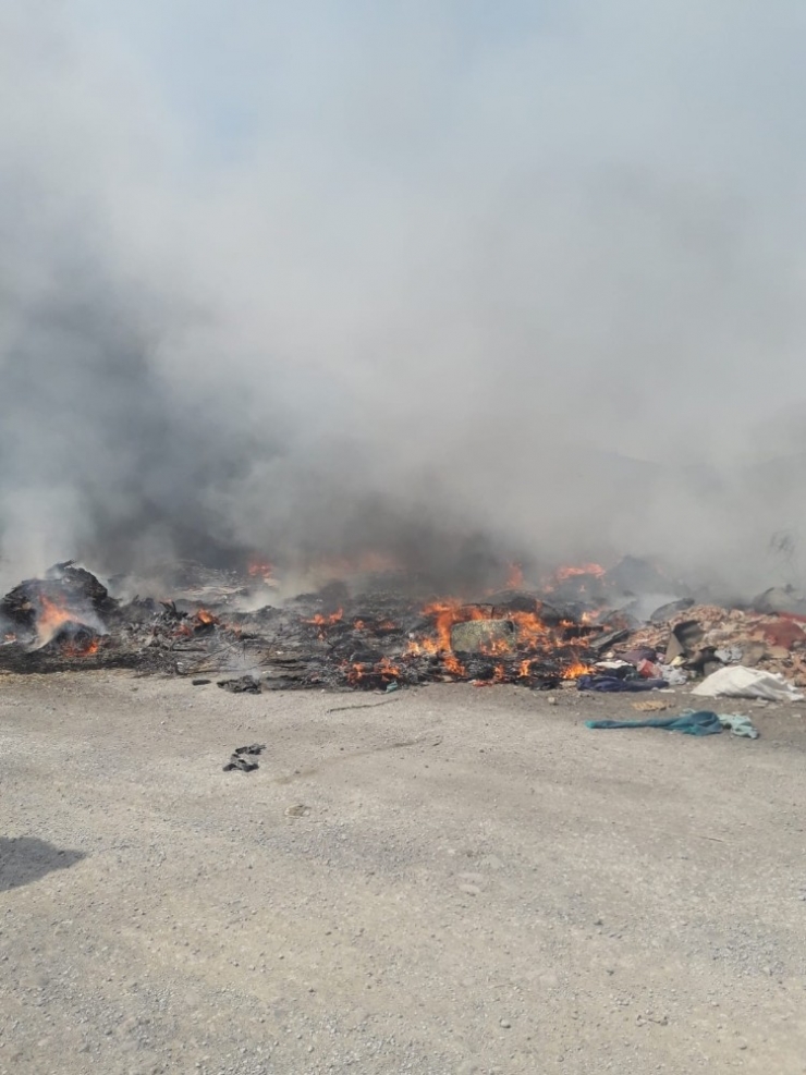 Burhaniye’de Çöplük Alanda Yangın Çıktı
