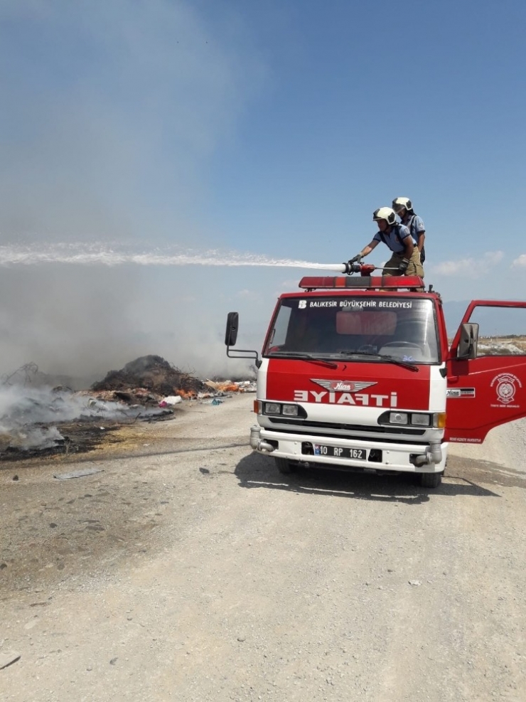 Burhaniye’de Çöplük Alanda Yangın Çıktı