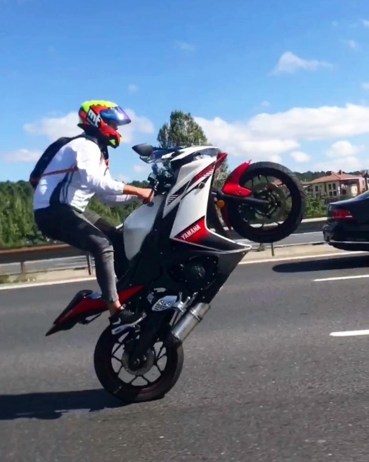 Dolmabahçe Tüneli’nde Motosikletli Maganda Deponun Üstüne Oturup Tek Tekerlek Üzerinde Gitti