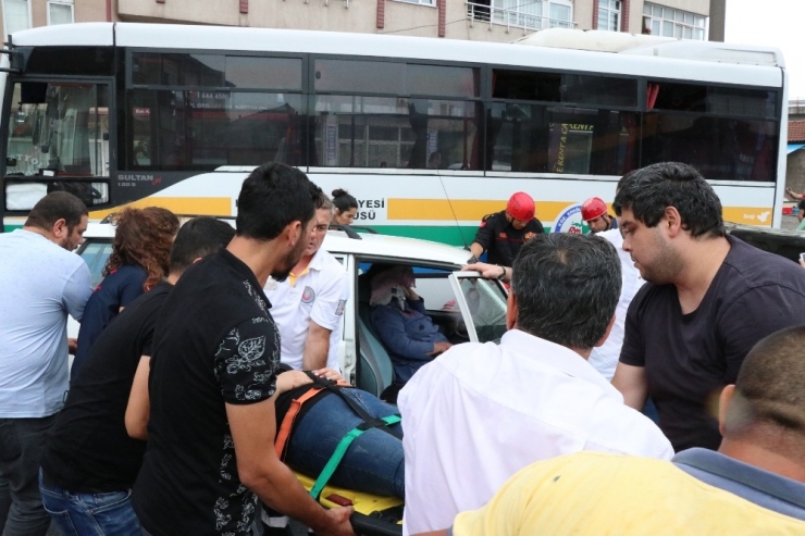 Kaza Yaptığı Otomobilde Sıkışan Kadın Böyle Kurtarıldı