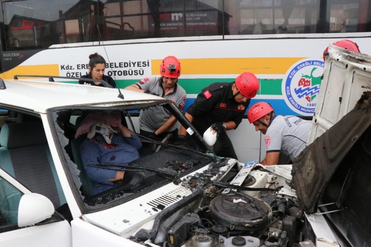 Kaza Yaptığı Otomobilde Sıkışan Kadın Böyle Kurtarıldı