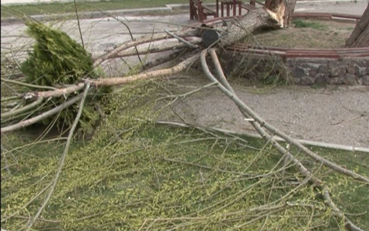 Aksaray’da Şiddetli Rüzgar Ve Kum Fırtınası Caminin Minaresini Yıktı