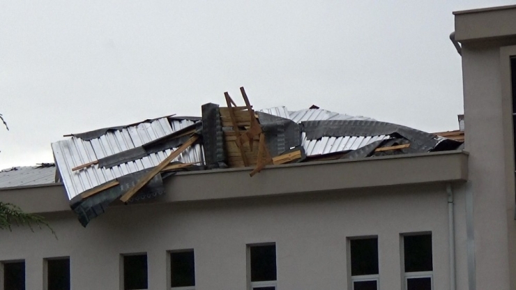 15 Dakikalık Yağış Ve Fırtına Hayatı Felç Etti