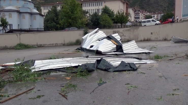 15 Dakikalık Yağış Ve Fırtına Hayatı Felç Etti