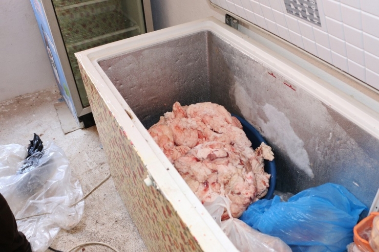 Antalya Büyükşehir Belediye Zabıtası Halk Sağlığını Tehdit Edenlere Göz Açtırmıyor