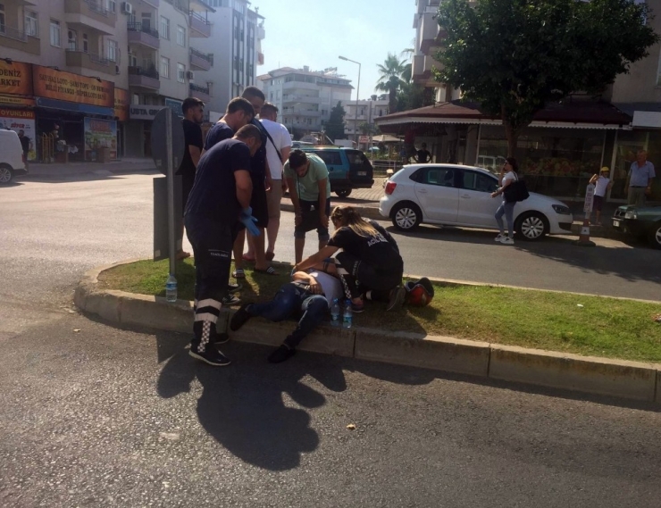 Kafasını Yere Çarpan Motosiklet Sürücüsü Kask Sayesinde Hafif Yaralandı