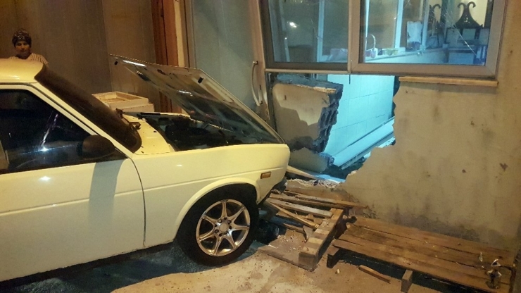 Ustasının Aracını Kaçırıp Lokumcudan İçeri Girdiler