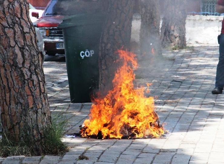 Elbiselerini Sokağa Döküp Ateşe Verdi