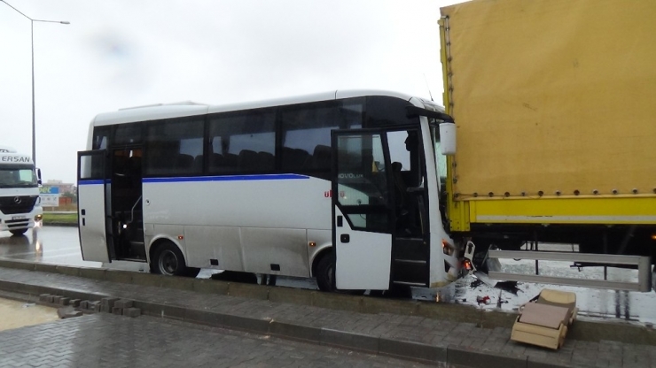 İşçi Servisi Kaza Yaptı: 18 Yaralı