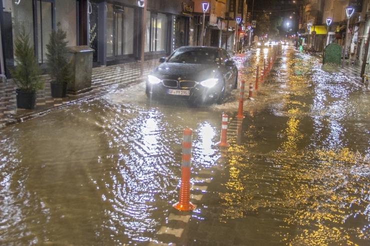 Sağanak Yağış Ağaçları Yıktı, Cadde Ve Sokaklar Göle Döndü