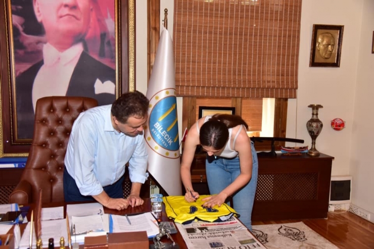 Başkan Şahin Başarılı Genç Basketbolcuyu Ağırladı