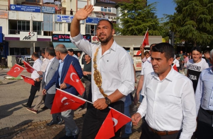 Başpehlivan Gürbüz, Altın Kemeri İle Babasının Mezarında