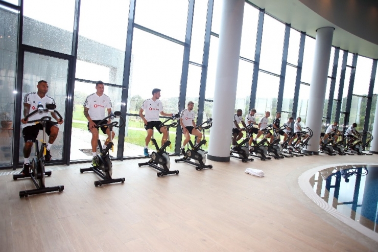 Beşiktaş, Salonda Çalıştı