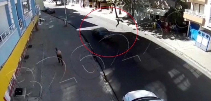 Otomobil Çarptı, Metrelerce Havaya Fırladı