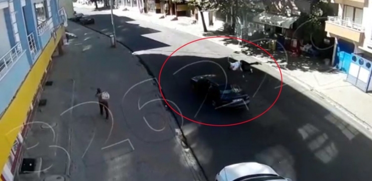 Otomobil Çarptı, Metrelerce Havaya Fırladı