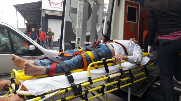 Yaralıyı Yağmurdan Poşetle Ve Şemsiyeyle Korudular