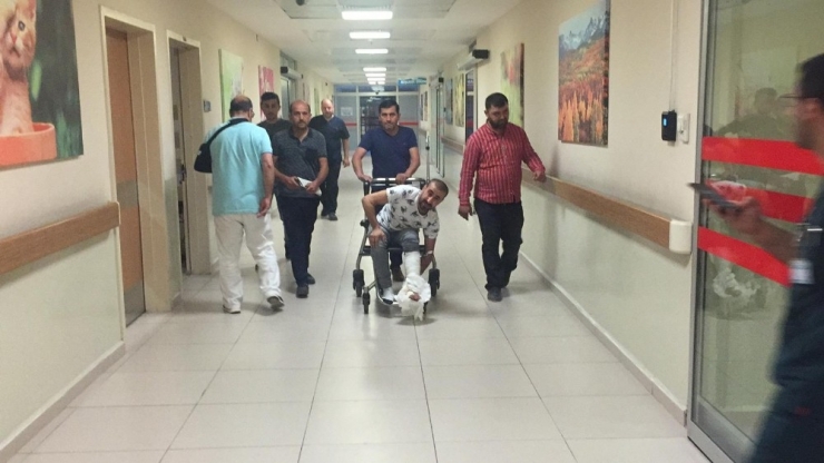 Kamyonetten Düşen Sunta Yayanın Ayağını Kırdı