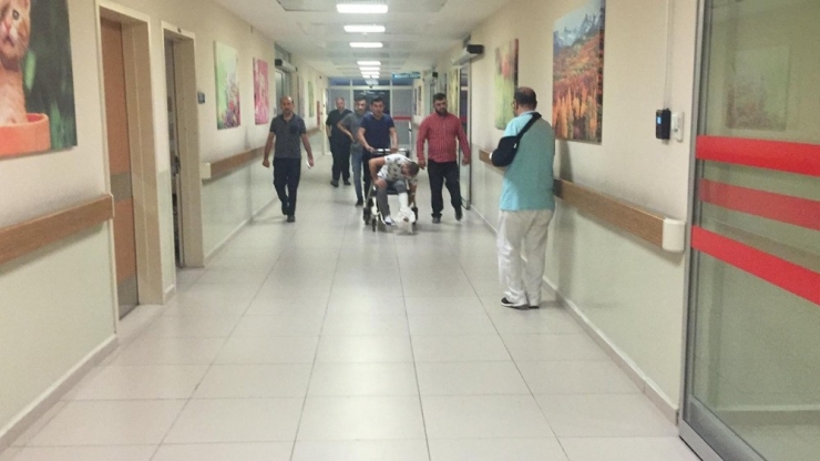 Kamyonetten Düşen Sunta Yayanın Ayağını Kırdı