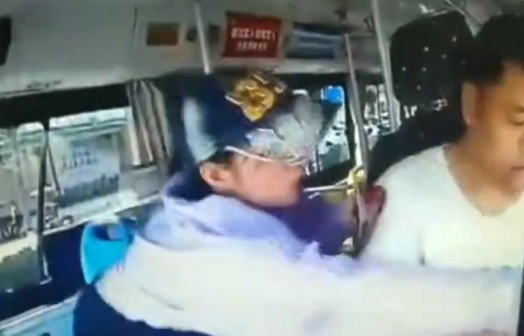 Çinli Kadın Otobüs Şoförünü Tekmeledi