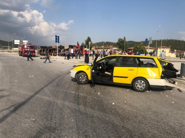 Kontrolden Çıkan Tır Taksiye Çarptı: 5 Yaralı
