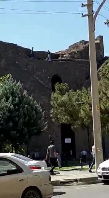 Tarihi Surlarda İntihar Girişiminde Bulunan Genç Kızı Vatandaşlar Kurtardı