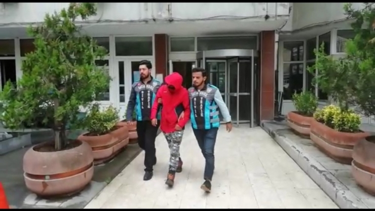 İstanbul’da Motosikletinin Benzin Deposunun Üstüne Oturup Tek Teker Üzerinde Giden Maganda Yakalandı