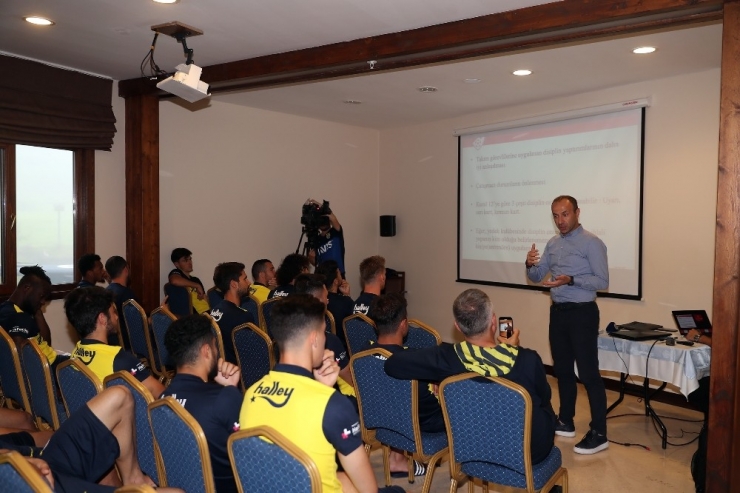 Fenerbahçeli Futbolcular Hakem Seminerine Katıldı