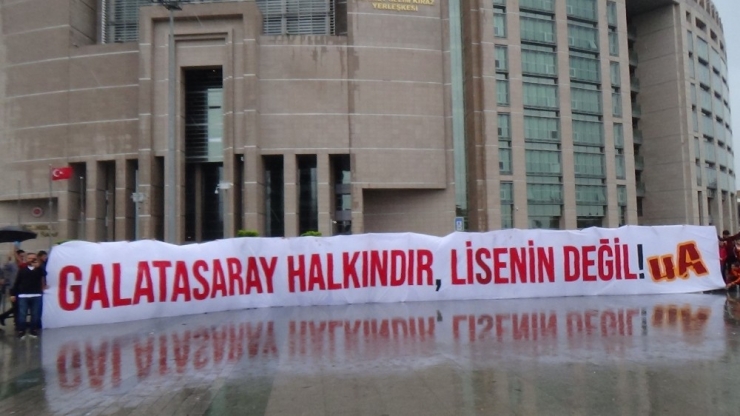Galatasaray Taraftarı Kritik Dava Öncesi Adliyeye Akın Etti
