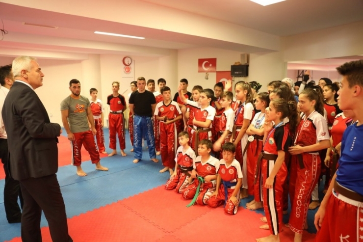 Kick Boks Sporcularına Sürpriz Moral Ziyareti