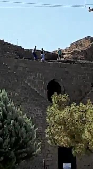 Tarihi Surlarda İntihar Girişiminde Bulunan Genç Kızı Vatandaşlar Kurtardı