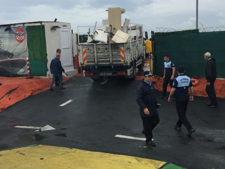 İbb Ekipleri Boğazda Yüzlerce Hayat Kurtaran Genç Denizciler Dayanışma Derneği’ni Tahliye Etti